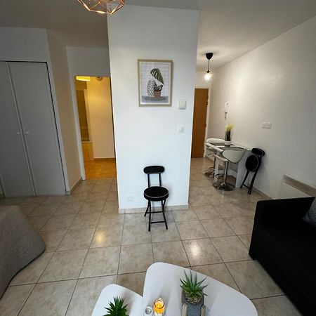 Апартаменти Le Studio Du 72 Бюссі-Сен-Жорж Екстер'єр фото